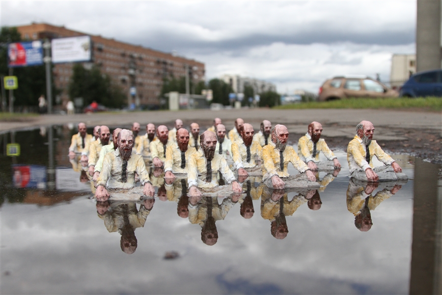 Isaac cordal mini figuras en el agua y asfalto